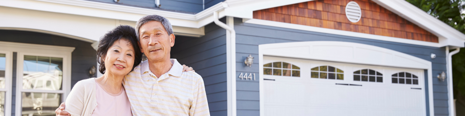 Couple in front of their house - MROO Banner